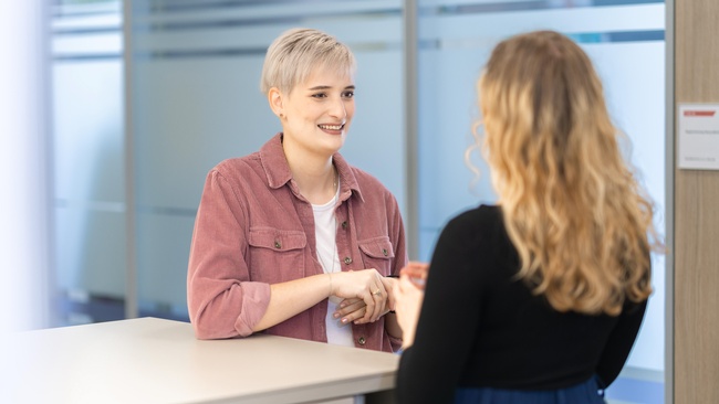 AK Steuerexpertin Julia Scharitzer im Gespr&auml;ch mit einer Frau &copy; Mario Scheichel, AK Nieder&ouml;sterreich