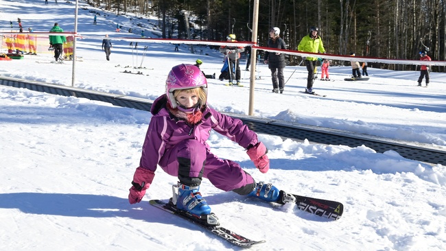 Kind f&auml;hrt Schi beim Wintersporttag der AK und des &Ouml;GB in Puchenstuben 2025 &copy; Alexandra Kromus, Alexandra Kromus - Fotografie
